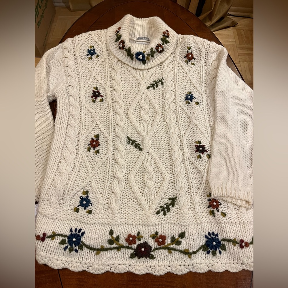 Vintage Bobbie Brooks embroidered hand-knit sweater. Cowl neck. Off-white. L.